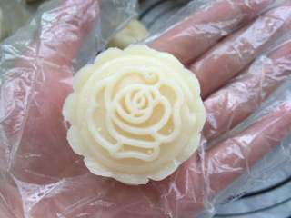 13、奶黄冰皮月饼,自己喜欢的花型都可以