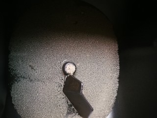 1、黑芝麻糖角包,面包桶里放入5克砂糖，3克发酵粉和150毫升温水搅化均匀