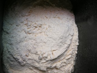 2、黑芝麻糖角包,放入300克面粉