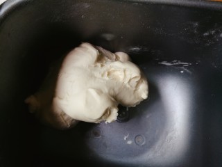 3、黑芝麻糖角包,启动面包机自定义搅拌十五分钟，醒发十分钟