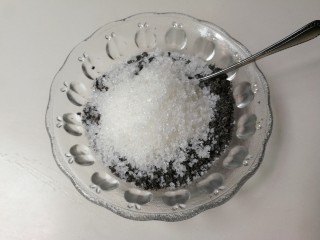 5、黑芝麻糖角包,放入半碗砂糖