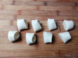 7、黑芝麻糖角包,取出面团排气，搓成长条，分切小块