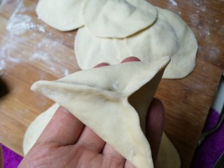 9、黑芝麻糖角包,捏成三角形包子