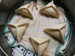 10、黑芝麻糖角包,放入蒸锅醒发一小时左右