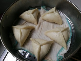 11、黑芝麻糖角包,看到表面湿润体积一点五倍大，冷水一起蒸二十分钟焖五分钟