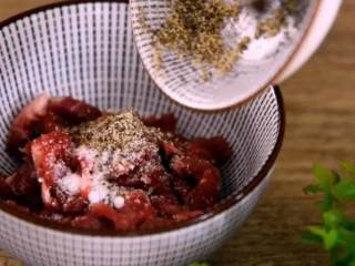 2、石锅拌饭来袭，做饭其实so easy！,牛里脊切丝，加入盐、黑胡椒、生抽、料酒、香油，搅拌均匀