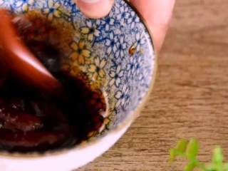 3、石锅拌饭来袭，做饭其实so easy！,碗中加入糖、韩式辣酱、香油、生抽，搅拌均匀