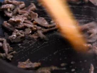 4、石锅拌饭来袭，做饭其实so easy！,起油锅，依次将胡萝卜丝、黄豆芽、香菇片、菠菜、肉丝，炒熟备用