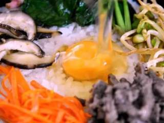 5、石锅拌饭来袭，做饭其实so easy！,依次将炒好的食材铺上，中间打入一个鸡蛋