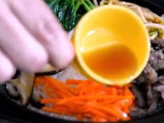 6、石锅拌饭来袭，做饭其实so easy！,沿锅边淋上适量香油，关盖加热 