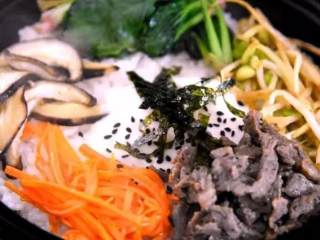 7、石锅拌饭来袭，做饭其实so easy！,中火加热至蛋白凝固，即可关火