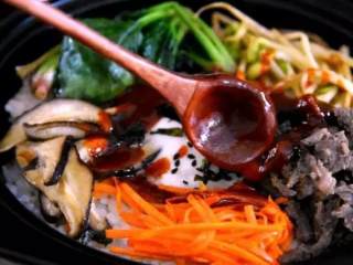 8、石锅拌饭来袭，做饭其实so easy！,撒上黑芝麻、海苔，拌入拌饭酱即可