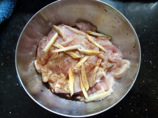 3、照烧鸡腿饭,鸡腿剁好之后记得放点料酒，胡椒粉与姜丝。腌制入味，时间充足的话可以腌制半天更入味。