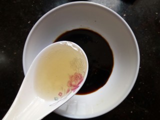 4、照烧鸡腿饭,接着调一碗照烧汁，照烧汁主要有1勺蚝油，一勺生抽，一勺老抽，一勺白糖，1勺蜂蜜，水50克左右，然后把他们调匀。