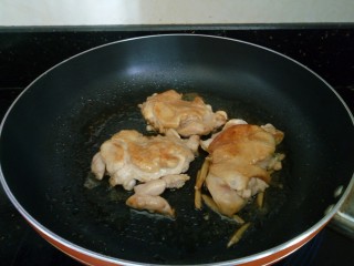 7、照烧鸡腿饭,翻面继续煎制。