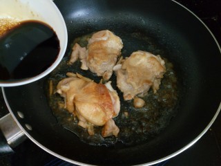 8、照烧鸡腿饭,煎好鸡腿后倒入照烧汁，照烧汁记得放勺老抽，还有一勺蜂蜜，这样可以让鸡腿上色更漂亮哦！