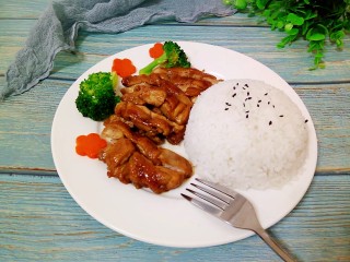 15、照烧鸡腿饭,米饭倒扣在盘子上面，放入切好的照烧鸡腿，再加入西兰花与胡萝卜，荤素搭配，营养美味。