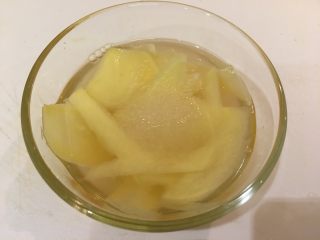 3、握寿司套餐,接着加水、米醋、糖，直接冷藏腌过夜即可。