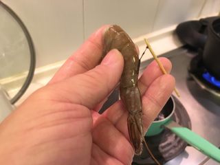 16、握寿司套餐,尾部数起第3节，用牙签挑出虾肠！