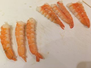 21、握寿司套餐,剥虾壳时记得保留尾部的肉哦！剥好切开备用。