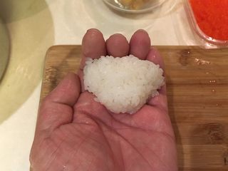 27、握寿司套餐,取少许醋饭于手掌中，手掌轻压成小椭圆形饭团.