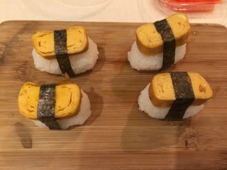 31、握寿司套餐,将海苔剪成1cm宽，将寿司卷起来