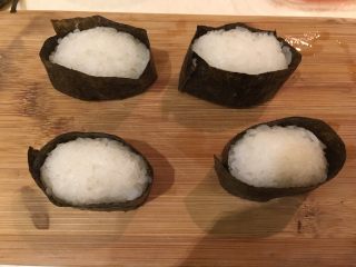 32、握寿司套餐,将海苔剪成2cm宽，将米饭团圈起