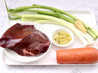 1、蒜苗炒猪肝,首先备齐所有的食材，蒜苗去皮洗净。