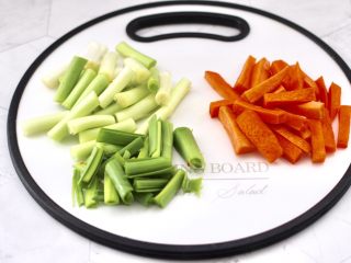 2、蒜苗炒猪肝,蒜苗用刀切段，胡萝卜去皮后切成粗条。