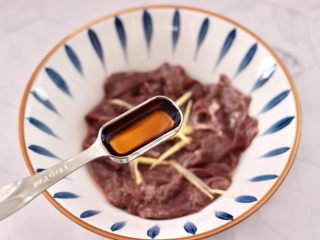 3、蒜苗炒猪肝,猪肝洗净后切成薄片后，再反复把猪肝薄片冲洗干净后，沥干水分放入容器里，加入一片的姜丝和料酒。