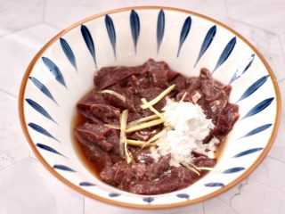 4、蒜苗炒猪肝,再加入一勺淀粉后，混合搅拌均匀腌制30分钟。