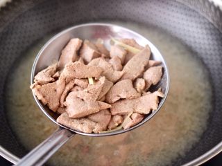 6、蒜苗炒猪肝,这个时候开始水滑猪肝，锅中烧开水后，把腌制好的猪肝放入锅中开始水滑，10秒中左右看见猪肝变色即可捞出，无需等待水烧开。