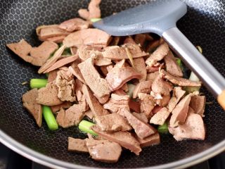 8、蒜苗炒猪肝,这个时候加入这个，进行快速翻炒均匀。