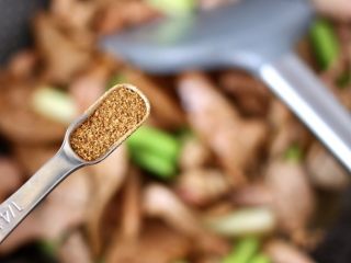 10、蒜苗炒猪肝,再加入胡椒粉增加香味。