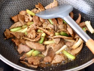 12、蒜苗炒猪肝,大火快速翻炒均匀所有的食材调料。