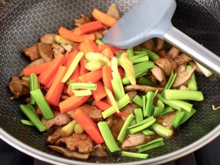 13、蒜苗炒猪肝,加入焯过水的胡萝卜条和野山椒，剩下的蒜苗叶。