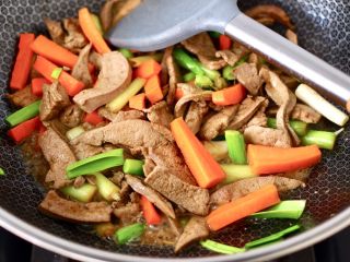 15、蒜苗炒猪肝,大火继续快速翻炒均匀所有的食材调料。