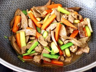 17、蒜苗炒猪肝,大火翻炒均匀即可关火。