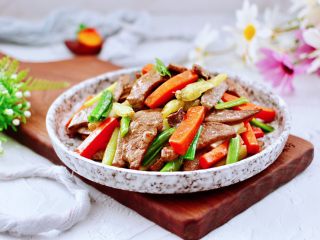 18、蒜苗炒猪肝,鲜嫩爽口又营养丰富。