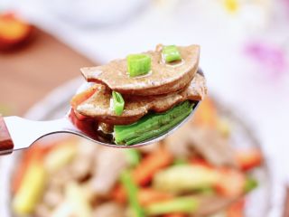 19、蒜苗炒猪肝,吃上一口回味无穷，猪肝滑滑嫩嫩的，简直不要太好吃了。