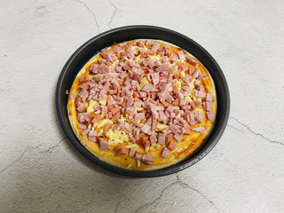 10、培根火腿披萨,撒上培根丁