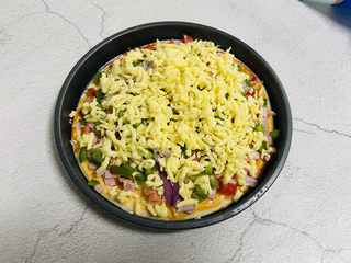 14、培根火腿披萨,再撒上马苏里拉芝士