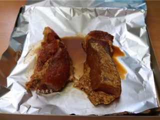 10、私房蜜汁叉烧肉,将腌制好的瘦肉放在烤盘上，烤盘上垫一层锡纸，易于清洁