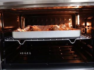 16、私房蜜汁叉烧肉,再次放入烤箱中层，以原来调好的温度继续烘烤15分钟