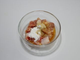 1、泰式滋味鸡,加入盐，料酒，白胡椒粉