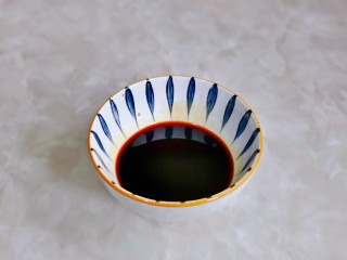 2、新疆大盘鸡,首先调料汁：酱油，蚝油，料酒混合搅拌均匀备用。