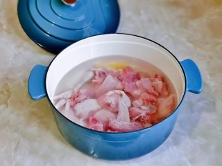 5、新疆大盘鸡,再把鸡块加入锅中。