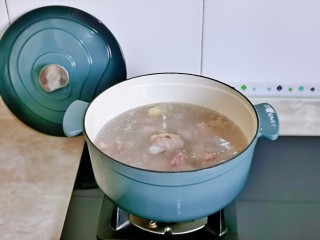 6、新疆大盘鸡,开煤气大火烧开煮2分钟。