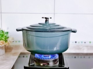 12、新疆大盘鸡,盖上珐琅锅得盖子，大火烧开，转小火炖15分钟，使用铸铁锅做菜最大的好处是可以达到健康补铁，还有就是烹饪时间比平时要快，特别是炖菜，高颜值的厨房好物，每天为家人下厨做菜都满满的幸福感。