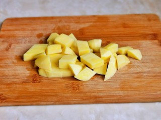 13、新疆大盘鸡,待鸡块将要炖好时再准备备菜哈，土豆去皮洗干净切块。